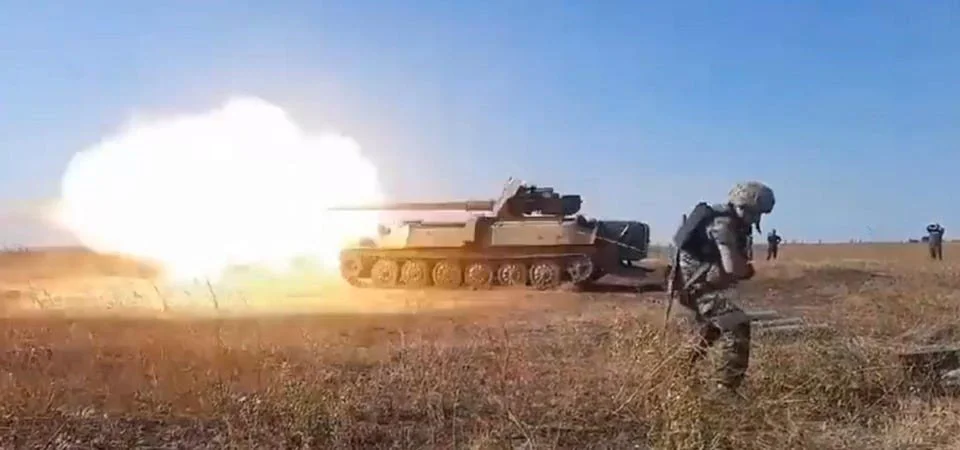 乌克兰军队改装的MT-LB，搭载了一门100毫米MT-12反坦克炮。 图 推特