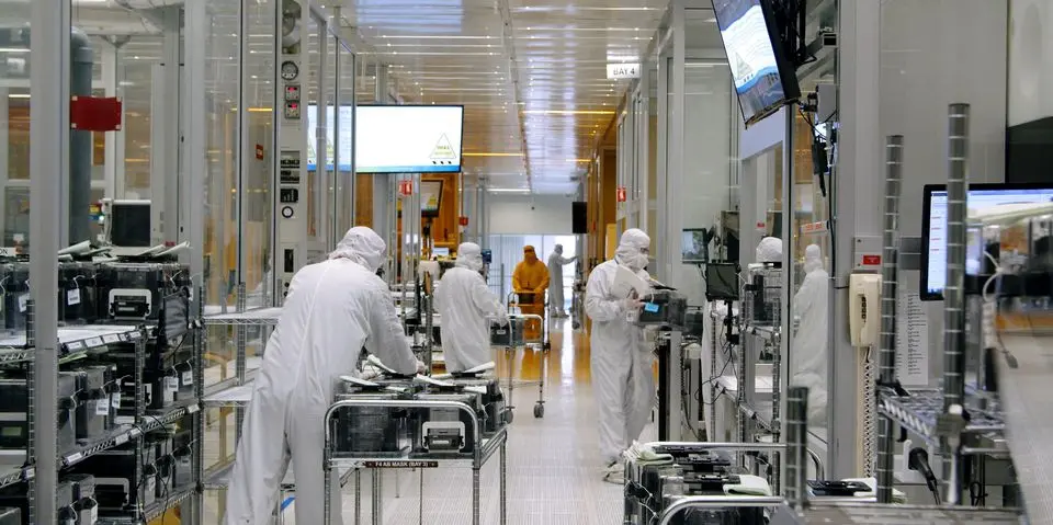 图/ 工人在美国明尼苏达州布卢明顿制造计算机芯片的美国半导体制造商 SkyWater Technology Inc 的洁净室内工作。图源：路透社