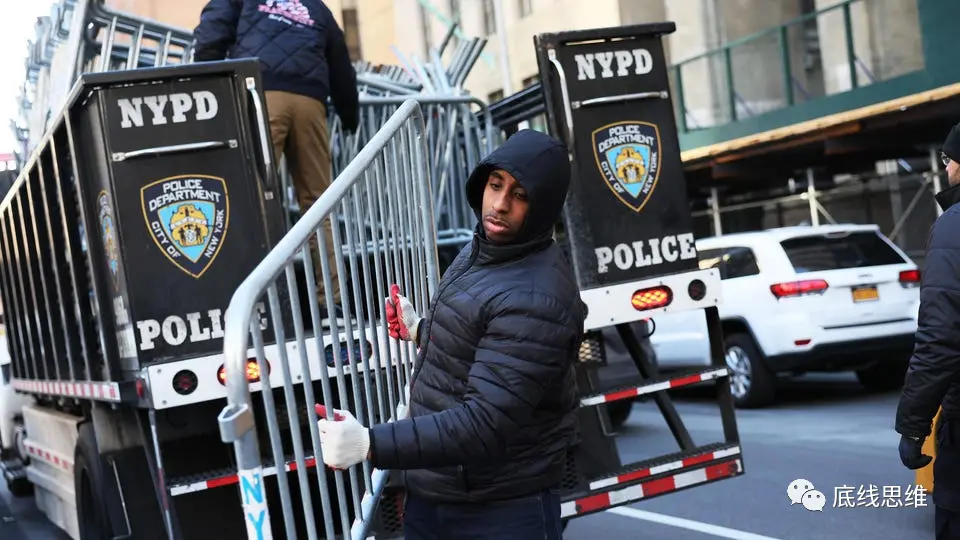 3月20日，纽约警方在纽约市曼哈顿刑事法院前铺设路障。图自纽约时报
