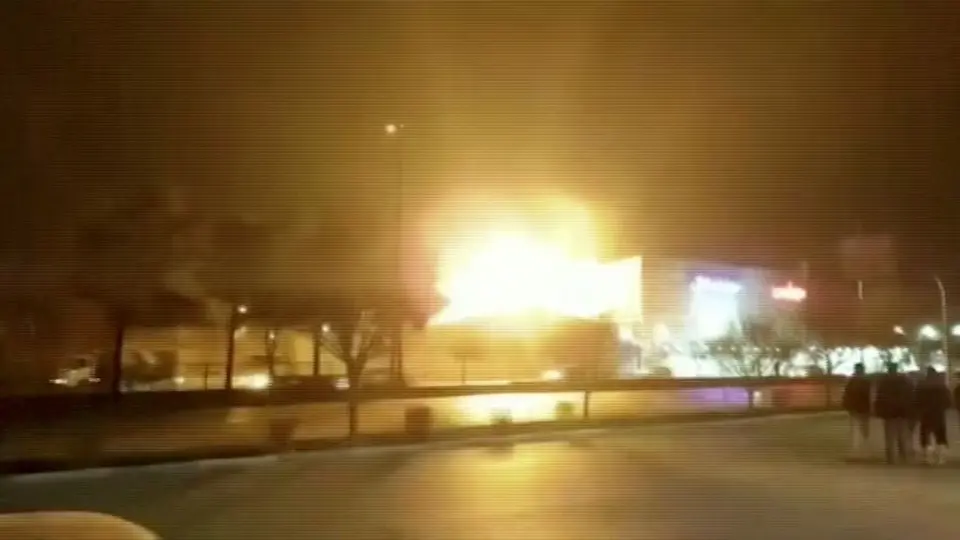 伊朗新闻电视台发布的周边民众拍摄的视频显示，袭击发生时发出巨大爆炸声并出现火光