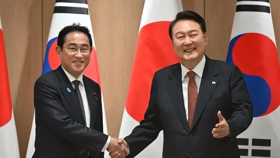 韩国总统尹锡悦2023年5月7日在龙山总统府办公室会晤日本首相岸田文雄，图为双方握手合照。（Reuters）
