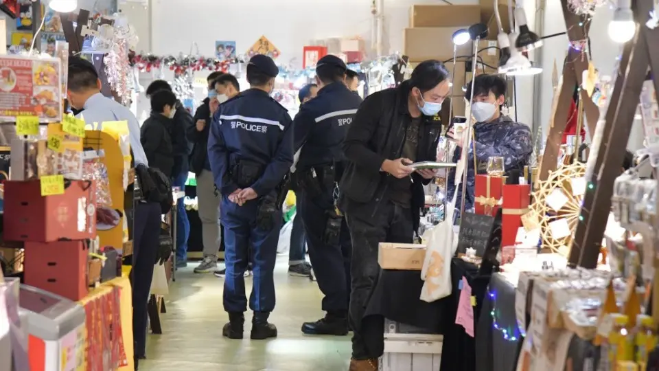 香港警方在现场搜查。（图片来源：香港《星岛日报》）
