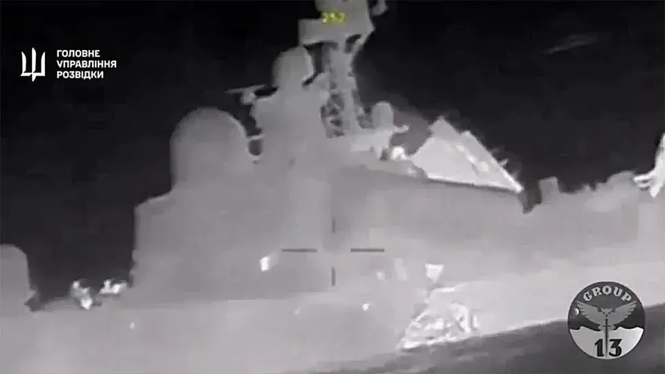 一艘无人艇向导弹艇中部船体撞去，图源：GUR 公布的视频截图