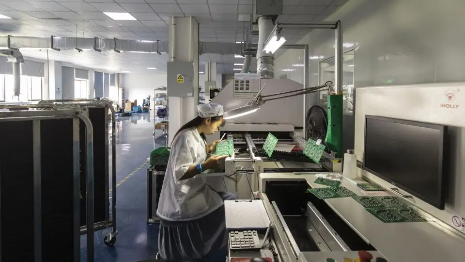 图/2022年9月23日，一名员工在中国苏州的智能先锋电子有限公司工厂检查集成电路板。在一个芯片变得越来越智能和更小的世界中，它们需要的制造技术要少得多，因此利润更小。图源：路透社