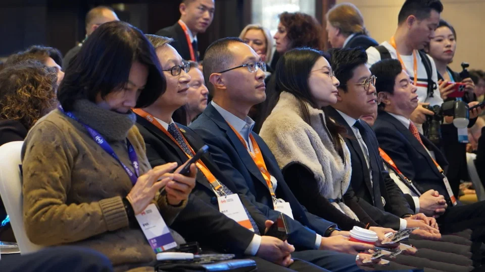 大咖云集哈尔滨何超琼、霍启刚、郭晶晶、董明珠、谢霆锋齐聚世界旅游经济论坛