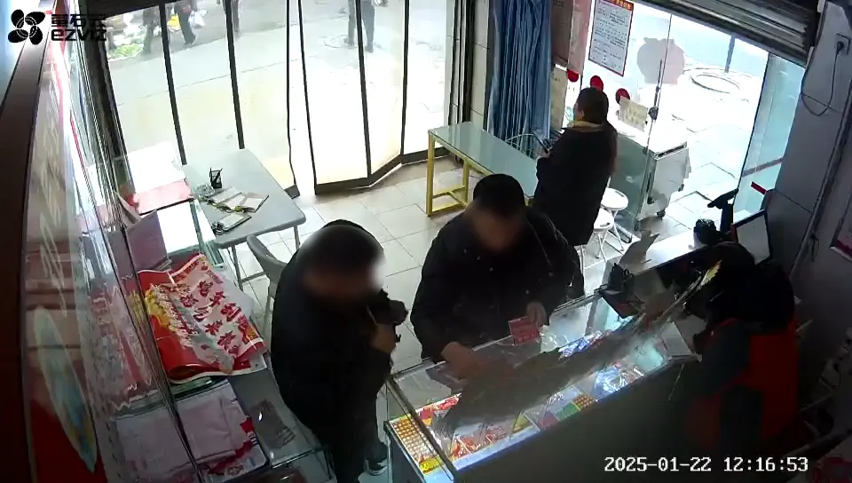 ▲两人盗窃刮刮乐