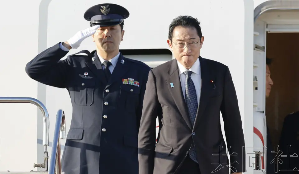 当地时间8月17日，岸田文雄乘坐政府专机出发前往美国。图源：共同社