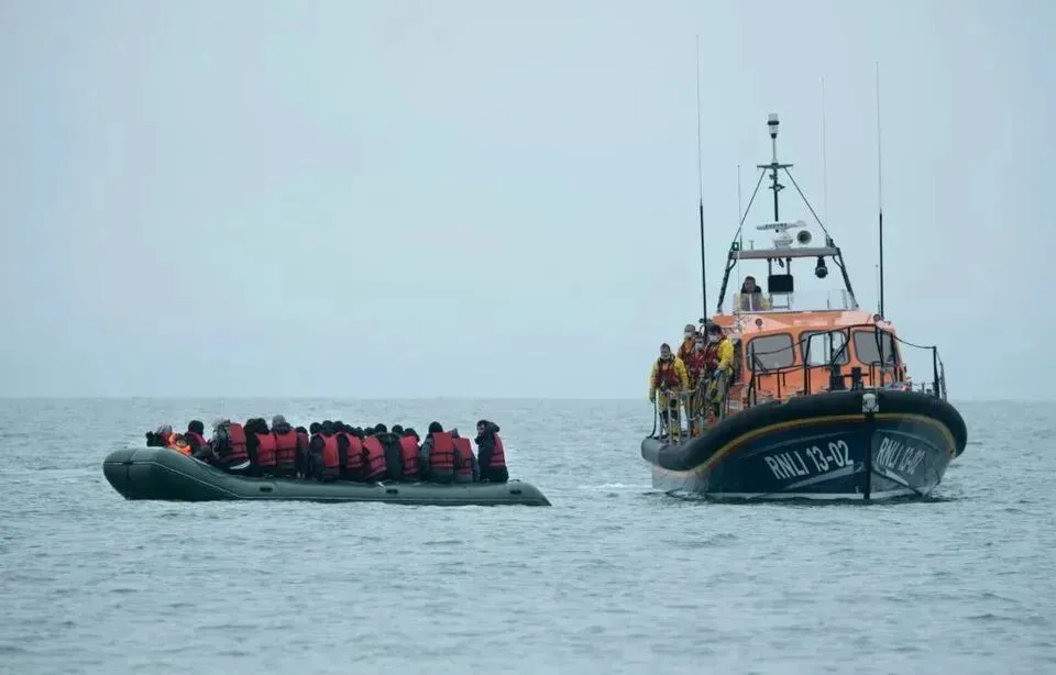 ▲ 2022年英国警方抓获5.5万名非法移民，他们乘坐船只、飞机或通过海港入境，随后在偷渡入境后72小时内被捕。（法新社图）