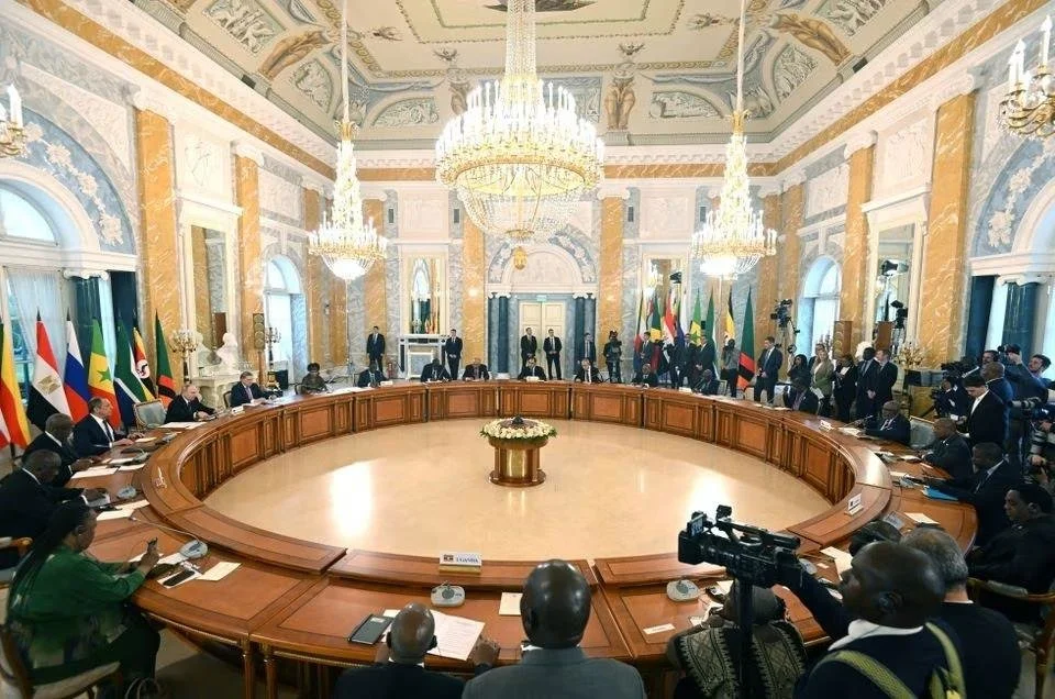 ↑当地时间6月17日，俄总统普京在圣彼得堡与非洲和平使团见面
