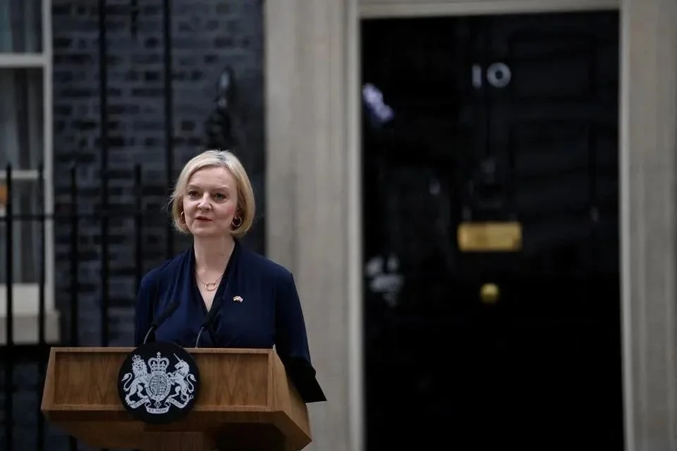 ▲特拉斯星期四在英国首相府前发表讲话宣布辞职。