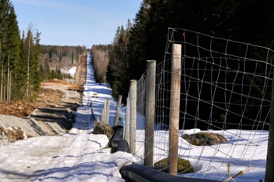芬俄边境目前设立的铁丝栅栏 图源：路透社