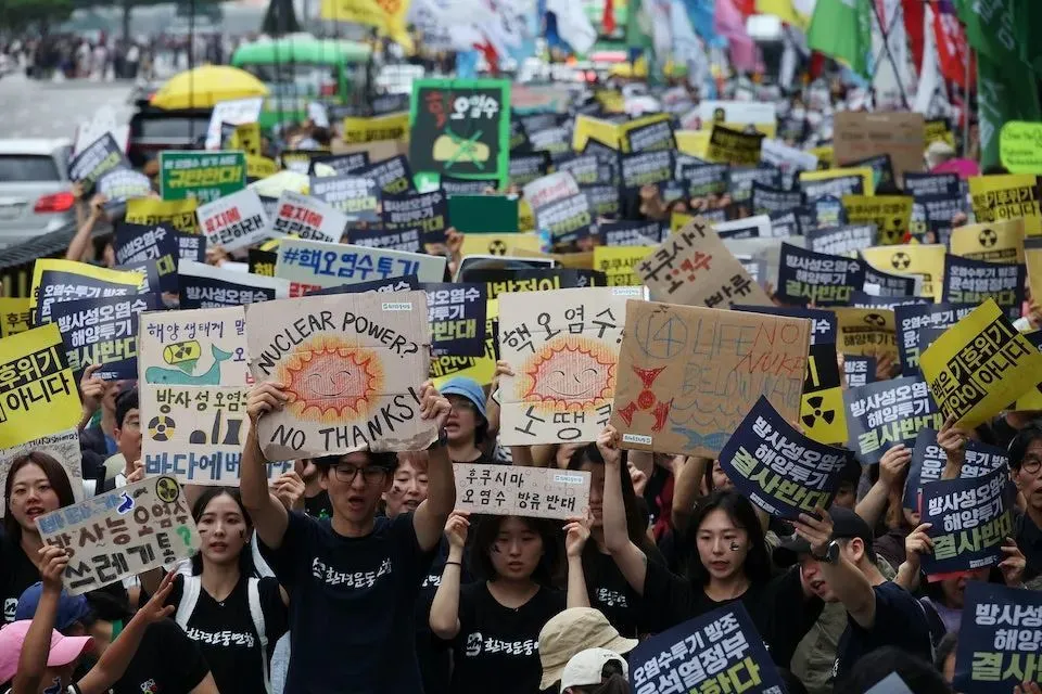 8月12日，首尔有民众上街抗议日本排放核废水。（Reuters）
