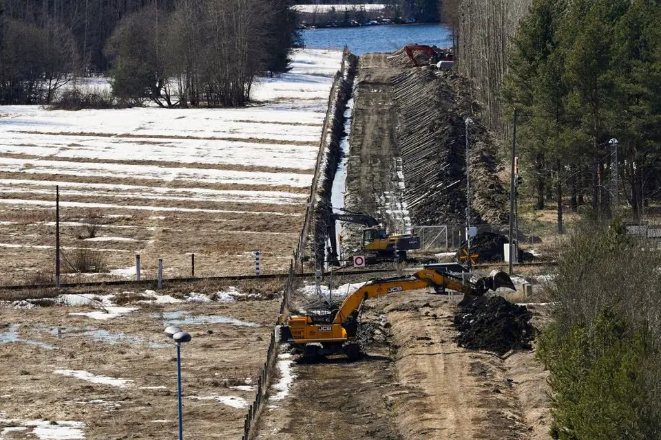 4月14日，有挖掘机在芬俄边境佩尔科拉地区的栅栏附近施工 图源：路透社