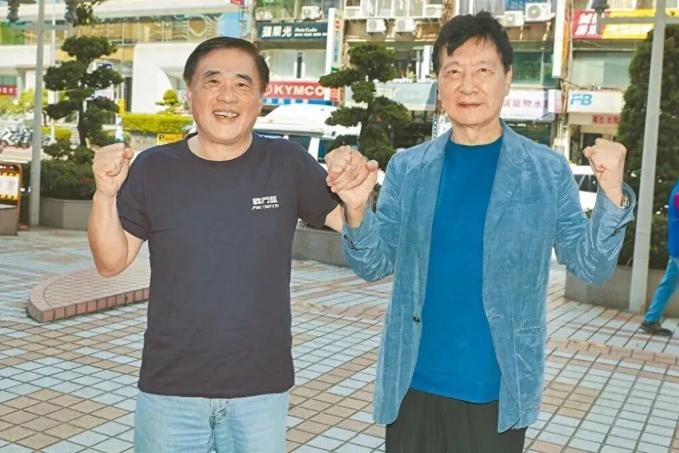 ▲郝龙斌(左)昨天在赵少康陪同下正式领表参选