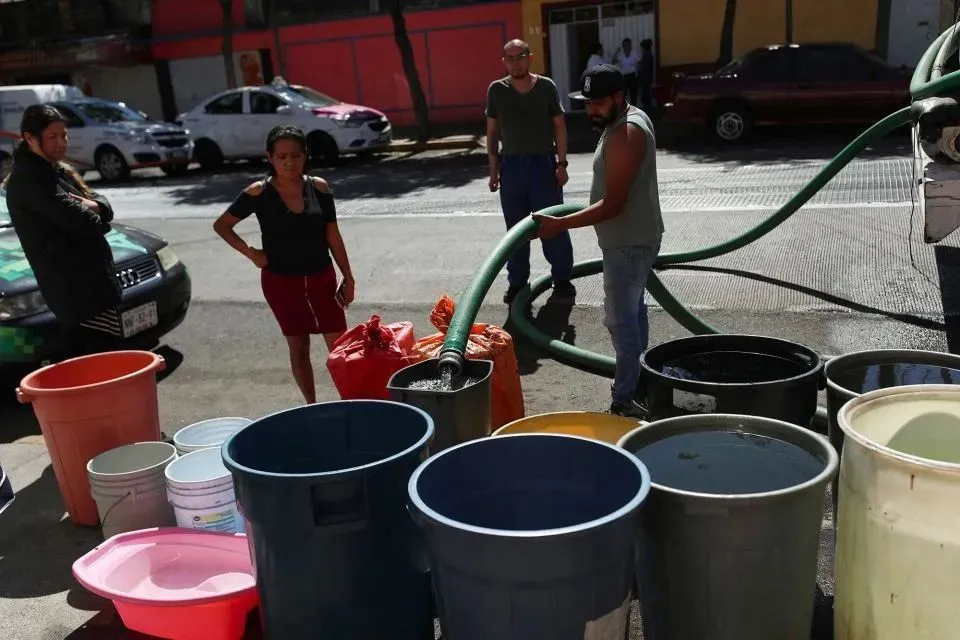 墨西哥城的用水车发放水，图源：红星新闻