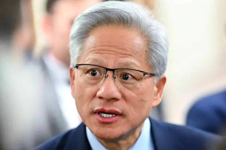 ▎图为英伟达首席执行官黄仁勋。11月下旬，他公开表示美国建设人工智能基础设施的速度太慢，可能在“AI竞赛”当中被中国反超。图源：Getty Images