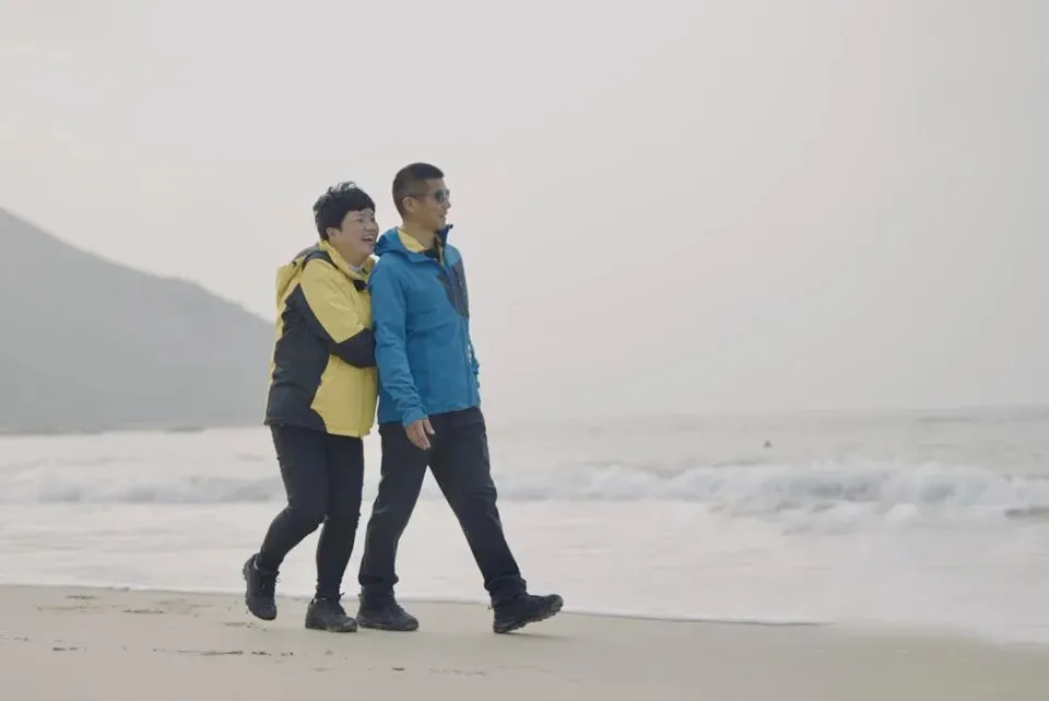 ·张洪在攀登珠峰前陪妻子去海边。