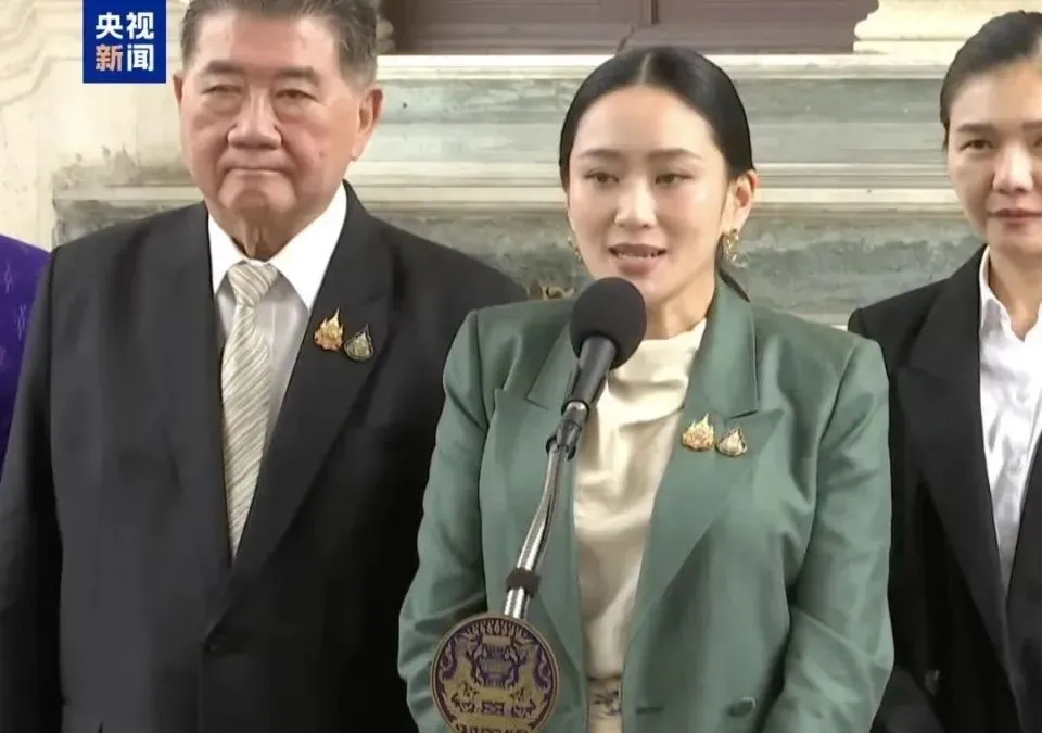 當?shù)貢r間7月1日，佩通坦在總理府表示接受泰國憲法法院的決定，站在她右手邊的是普坦 圖：央視新聞