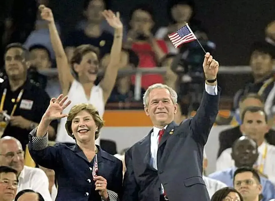 ▎2008年8月8日,时任美国总统乔治·W·布什和第一夫人劳拉·布什在北京奥运会开幕式上挥手致意。图源:路透社