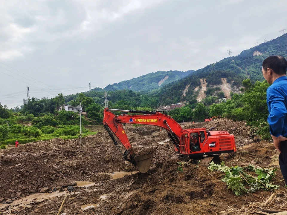 特大暴雨48小时后,重庆永川山体满目疮痍,正搜寻11名失联人员_快讯_第2张_纵横网 特大暴雨48小时后,重庆永川山体满目疮痍,正搜寻11名失联人员_https://www.izongheng.net_快讯_第2张
