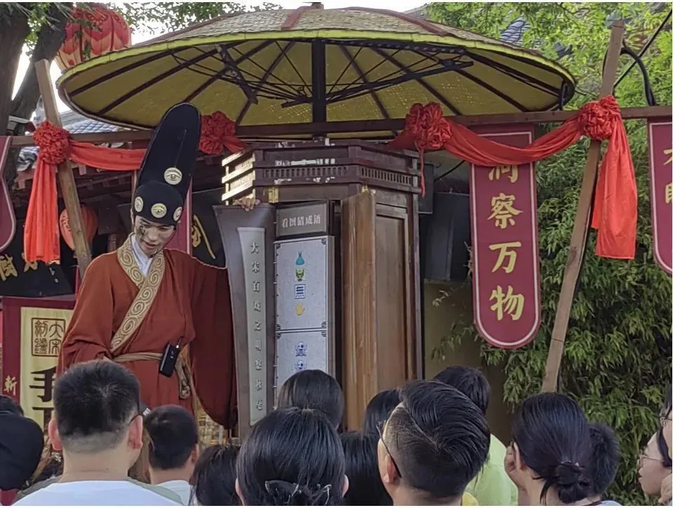 △众多敬业的NPC，丝毫不会让你出戏。（图/阿瑞 摄）