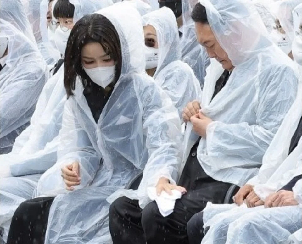 韩国总统夫妇雨中亲密互动