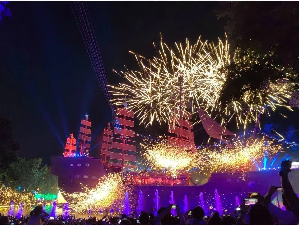 △万岁山神州广场的打铁花。（图/阿瑞 摄）