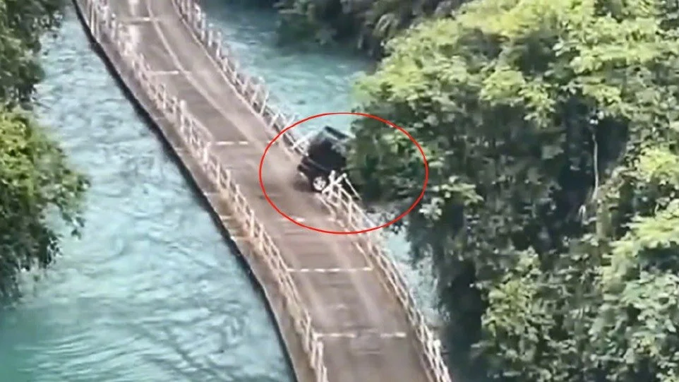 恩施网红浮桥游览车坠河已有5人身亡