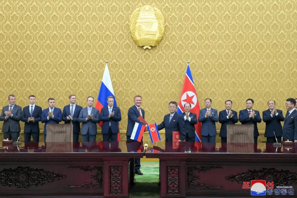 金京准、郑茂林代表朝鲜民主主义人民共和国政府，罗曼·斯塔罗沃伊特和米哈伊尔·穆拉什科代表俄罗斯联邦政府分别签署了协定文件。朝中社