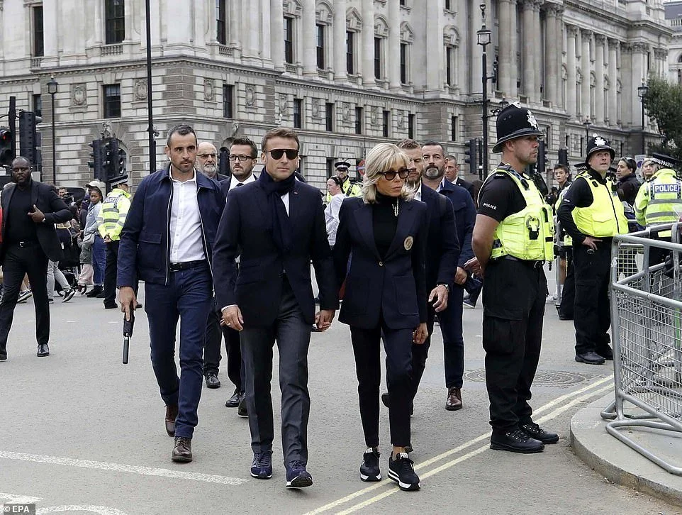当地时间18日，法国总统马克龙及其妻子被拍到在伦敦现身，马克龙佩戴墨镜并脚穿一双运动鞋