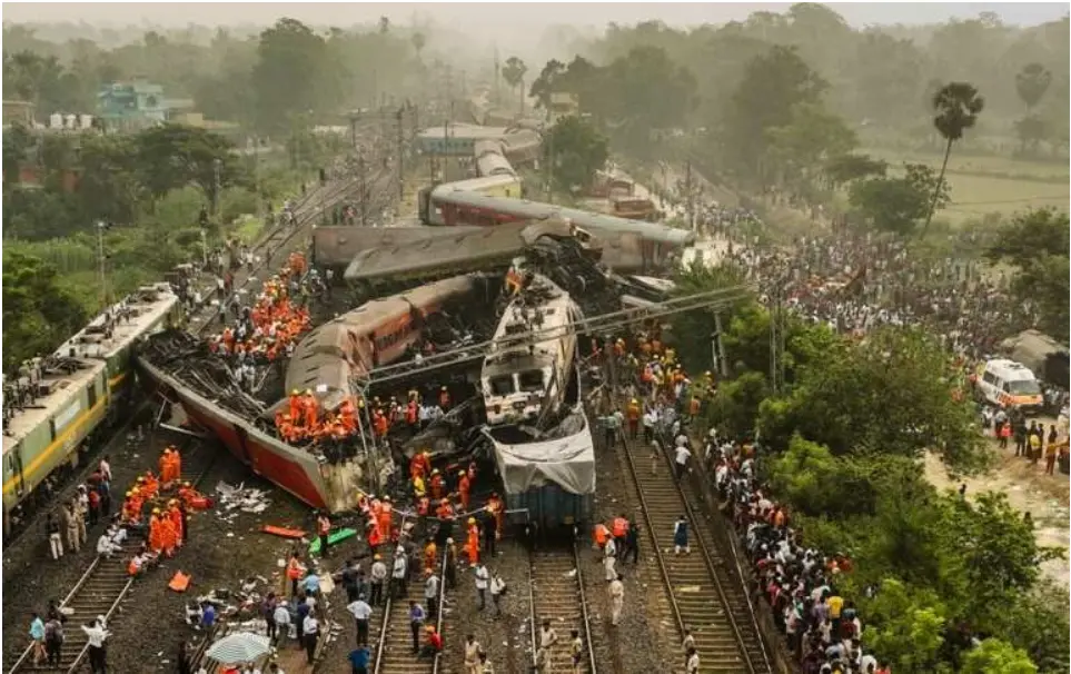 ▲奥里萨邦 Bahanaga Bazar 车站发生铁路事故的图片。（图源：外媒）