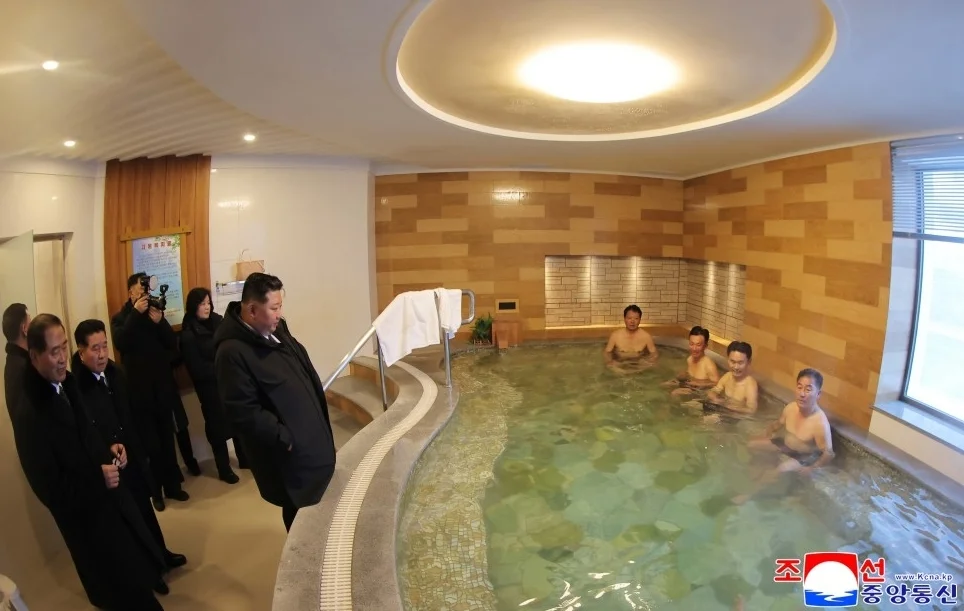 金正恩出席劳动者休养所竣工典礼，坐温泉边与民众交谈