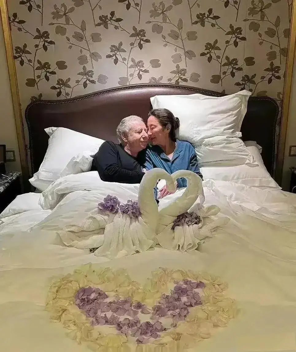 61岁杨紫琼晒与77岁总裁丈夫生活照 床单被卷成心形