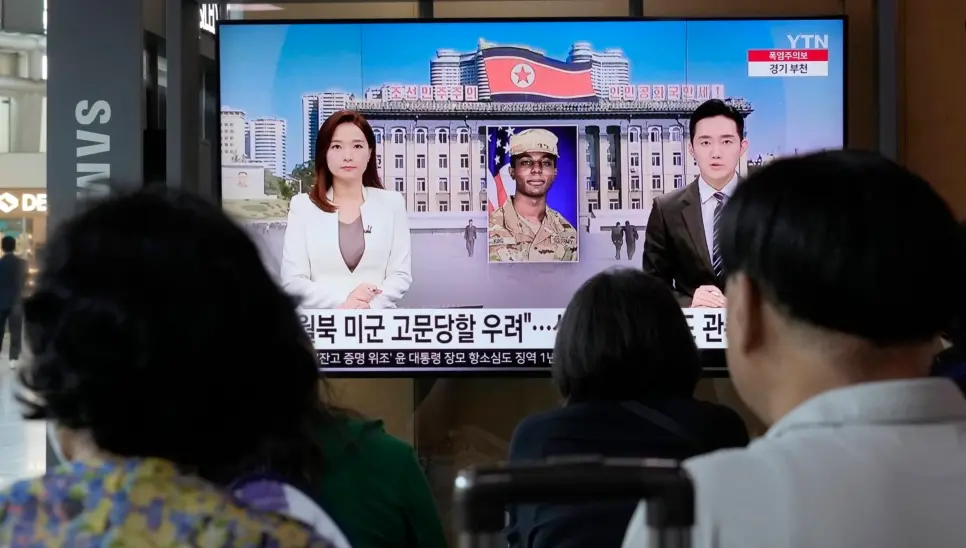 ·在韩国首尔的一座火车站，人们观看有关美军士兵特拉维斯·金越界进入朝鲜的电视新闻。