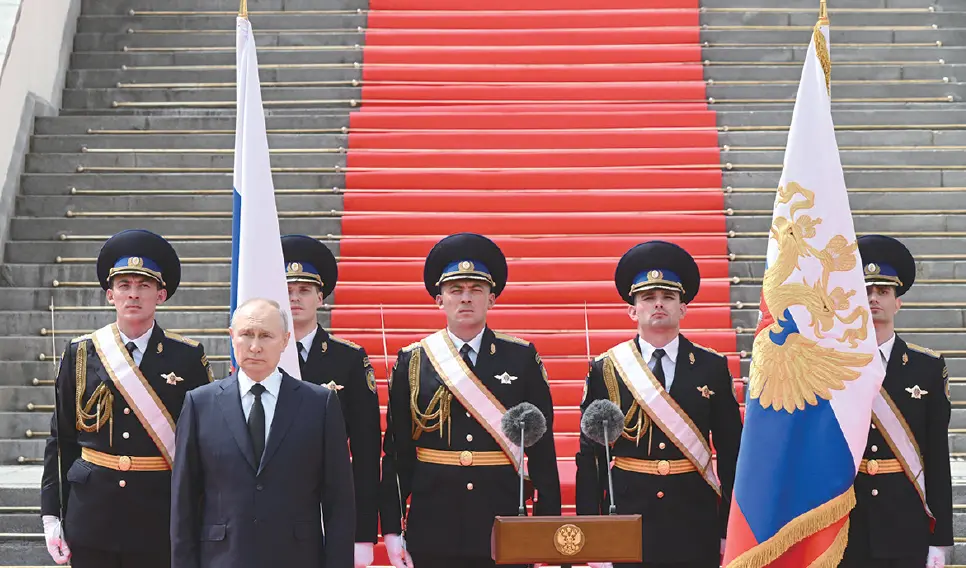 6月27日，莫斯科，俄政府举行仪式，总统普京向俄强力部门代表发表讲话。图为参会人员为在瓦格纳集团叛乱期间牺牲的俄战斗机飞行员默哀一分钟。