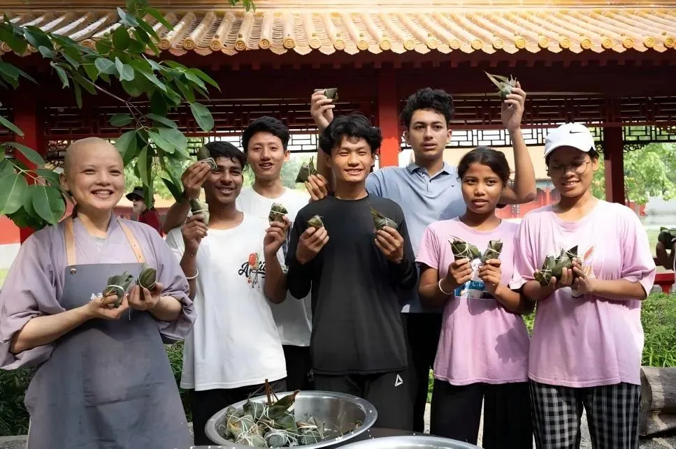 2024年6月，端午节，尼泊尔民众在中华寺僧众指导下一起包粽子，共度中国传统节日。逢时逢节，中华寺都会组织开展相关活动，已成为中国文化海外展示的重要窗口，也是中尼民间交流的重要平台和活动基地。
