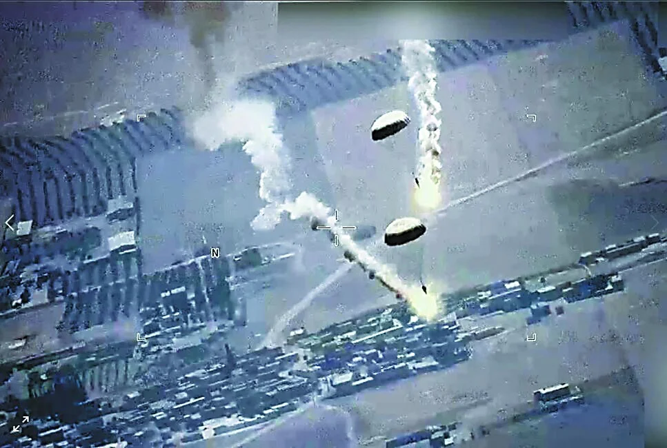 当天俄战机释放带降落伞的专用干扰弹的画面。