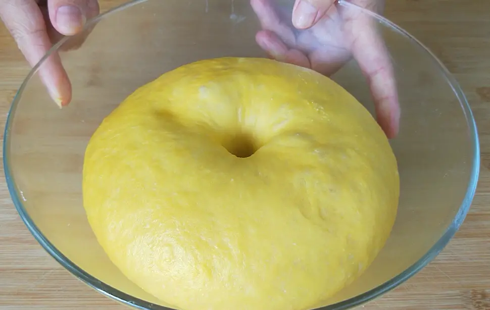 “红豆面包”的制作方法，告诉你秘制做法和配方，学会可以摆摊了(好吃的红豆面包)