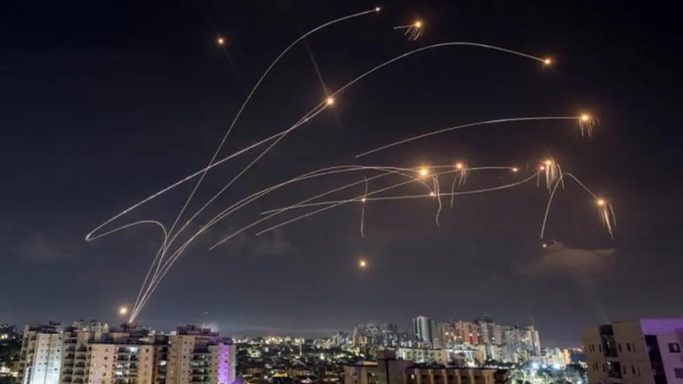 图为以色列“铁穹”防空系统拦截火箭弹作战画面