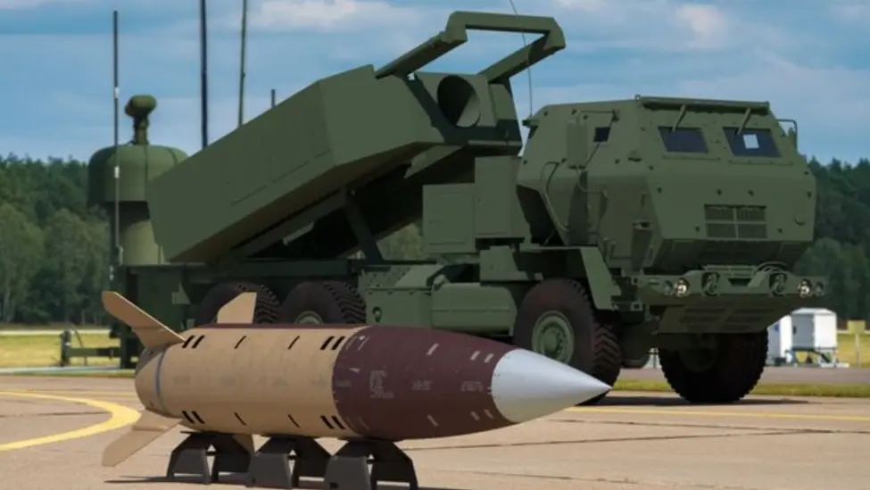 图为“海马斯”火箭炮与“陆军战术导弹”（ATACMS）