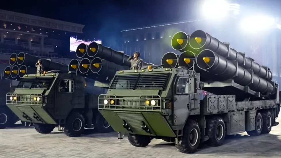 朝鲜此次训练动用600毫米多管火箭炮和“火星炮-11甲”型战术弹道导弹。