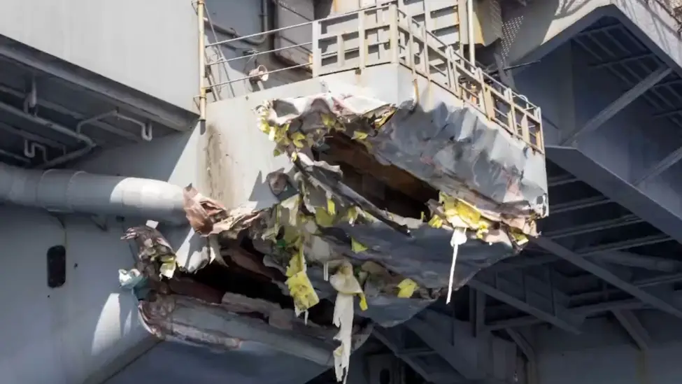 图为“哈里·杜鲁门”号航母在撞击中受损的升降机结构