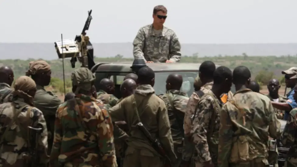 在本届“非洲狮”军演中，自40多国的部队进行了海陆空防御演练，内容包括操控无人机、近身格斗以及在沙漠中发射卫星制导火箭。