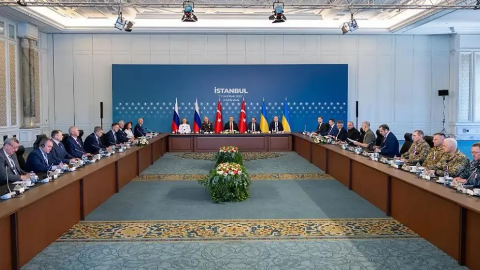 伊斯坦布尔会谈，俄罗斯（左）和乌克兰（右）谈判团队与土耳其官员（中）