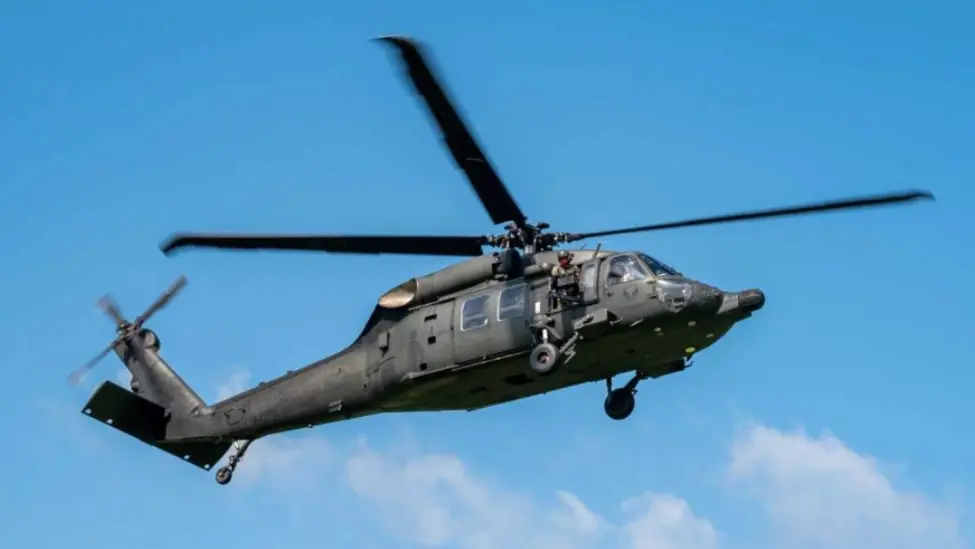 按照此前的思维模式，波兰国内外的形势越复杂，通过军购向美国缴纳的“保护费”就越要及时。图为美国S-70i“黑鹰”直升机。