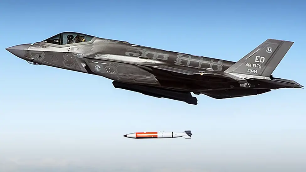 虽然外形更加科幻，但英国未来立足F-35的空基核力量的“成色”将远低于昔日的“3V轰炸机”。