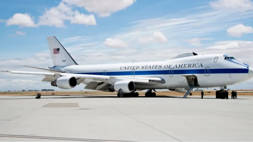 被称为“末日飞机”的波音E-4B军机