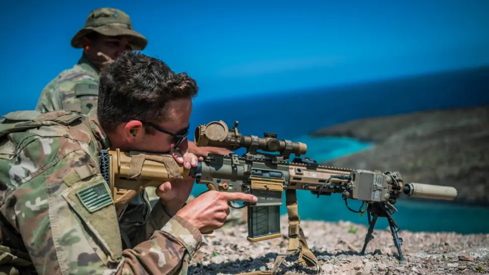 美陸軍特種作戰司令部狙擊手比賽中，一名參賽者進行遠距離射擊。