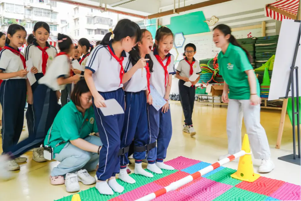 学生们在玩踩指压板解压的小游戏