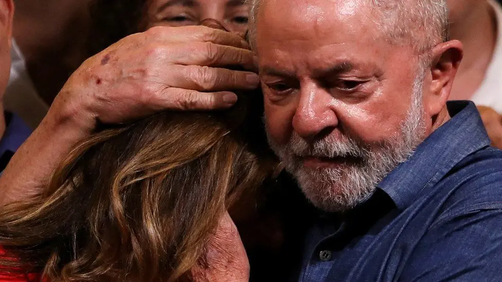 在胜选后，卢拉拥抱了他的妻子